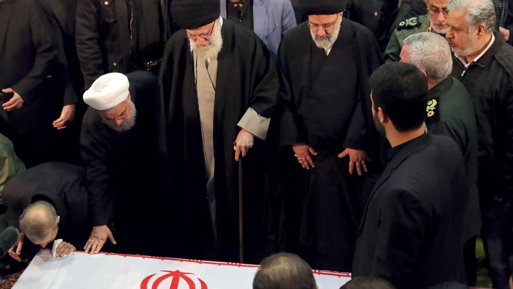 Trump droht Iran und Irak: Chamenei weint an Soleimanis Sarg