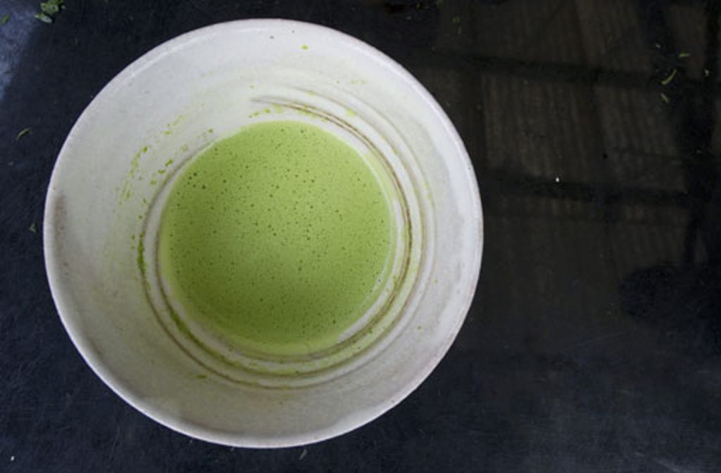 M wie Matcha: Zwei Löffelchen des Grünteepulvers aus Japan werden mit etwa 80 Grad warmem Wasser übergossen und mit einem Bambusbesen verquirlt. Für manchen wurde Matcha bereits Latte-Macchiato-Ersatz.
