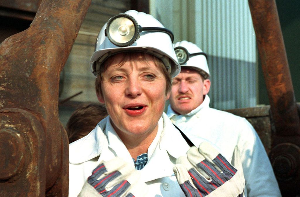 Von 1994 bis 1998 war Merkel Umweltministerin. Hier im Bild: Bei ihrem ersten Besuch des möglichen Gorlebener Endlagers für radioaktive Abfälle fährt sie mit dem Förderkorb in den 650 Meter tiefen Erkundungsschacht ein.