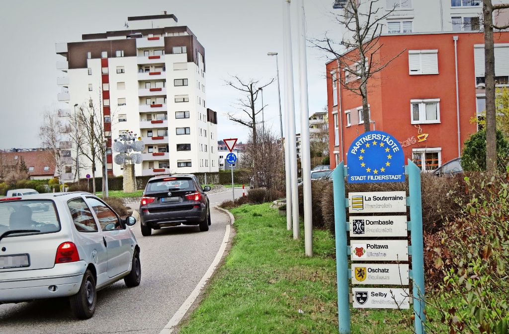 Mit  Tafeln wird am Ortseingang von Bonlanden an die Partnerstädte erinnert. Foto: Häusser