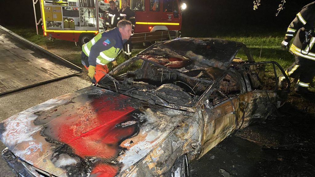 Unfall bei Eschenbach: Menschen retten sich aus Wrack – BMW brennt völlig aus