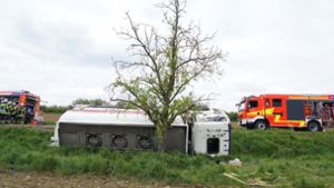 Fahrer bei Unfall in der Nähe von Kirchheim schwer verletzt: Schwierige Bergung des Tanklastwagens