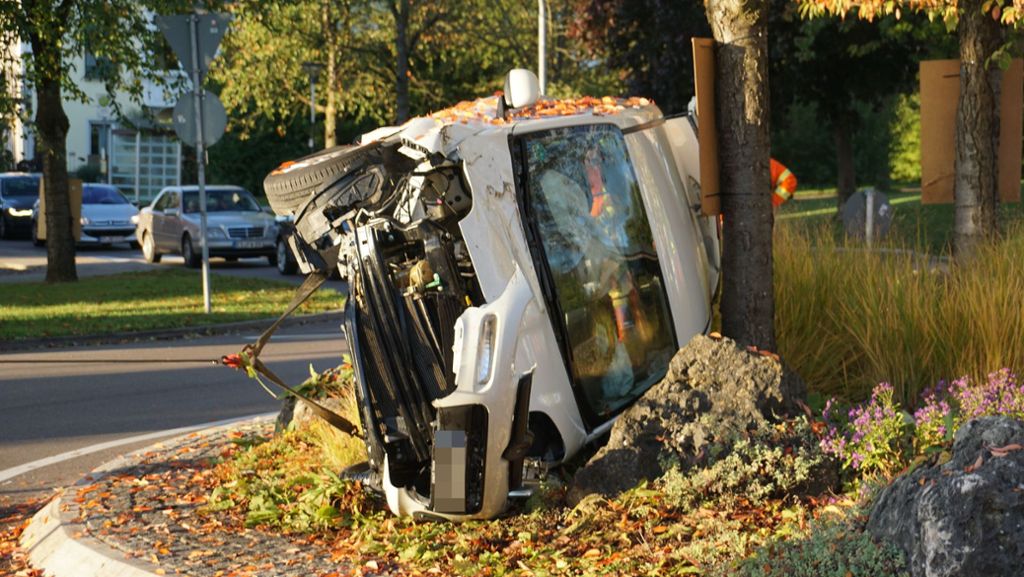 Unfall in Hattenhofen: 55-Jährige rast in Kreisverkehr gegen Stein – schwer verletzt