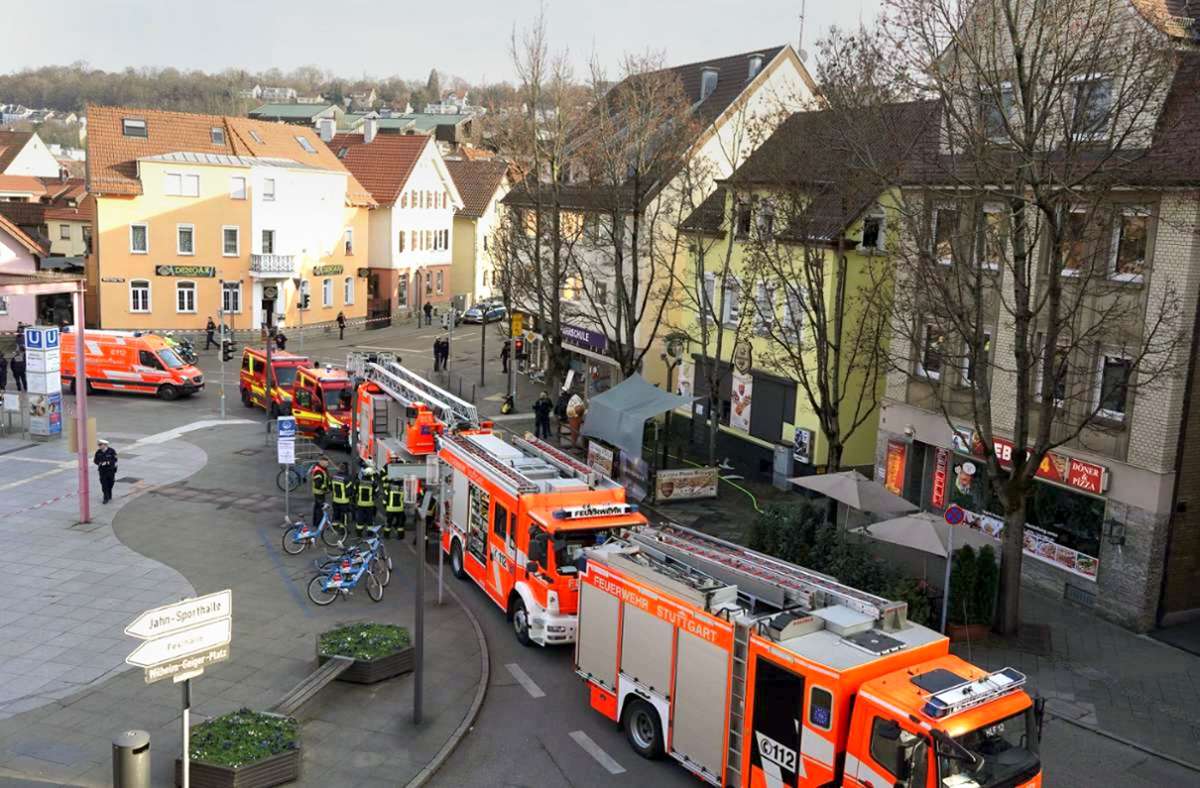 In einem Wohn- und Geschäftshaus am Wilhelm-Geiger-Platz werden  zwei Menschen lebensbedrohlich verletzt – sie sterben später im Krankenhaus. Foto: Andreas Rosar