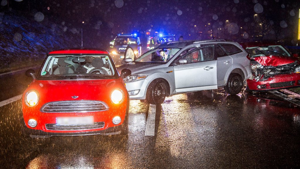 B10 bei Esslingen: Blitzeis sorgt für schweren Unfall mit vier Autos