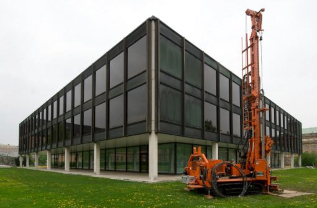Am Stuttgarter Landtagsgebäude haben die ersten Arbeiten für den Umbau begonnen. Bis Ende der Woche werden bei Bohrungen Proben genommen, um den Baugrund zu untersuchen.