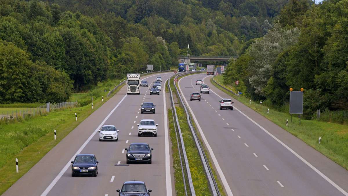 Pause auf der Autobahn: Lkw-Fahrer bereitet Abendessen auf Standstreifen zu