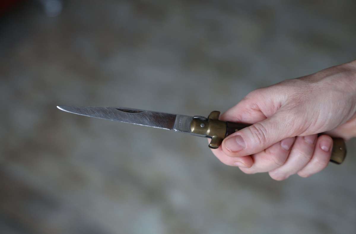 Die Mitarbeiterin wurde mit einem Messer bedroht. (Symbolfoto) Foto: imago images/SKATA/via www.imago-images.de