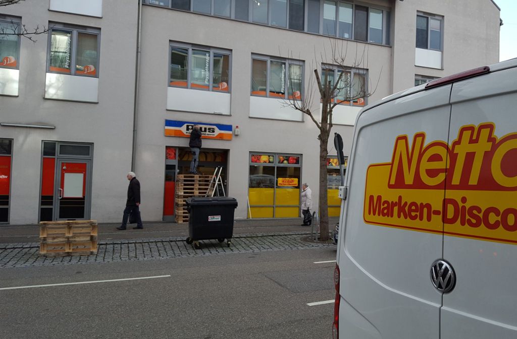 Weg mit den veralteten Schildern: Am Standort des ehemaligen Netto-Marktes wird es bald einen Supermarkt der Schweizer Kette Tegut geben. Foto: Brigitte Hess