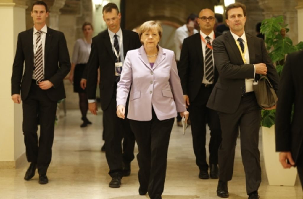Angela Merkel und Regierungssprecher Steffen Seibert auf dem Weg zu einem Treffen in Valetta. Foto: dpa