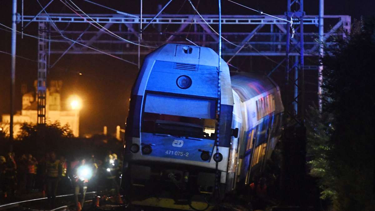  In Tschechien sind die Menschen am Abend auf dem Weg nach Hause, als ihr Nahverkehrszug mit voller Wucht auf einen Güterzug auffährt. Ein Mensch stirbt, viele werden verletzt. 