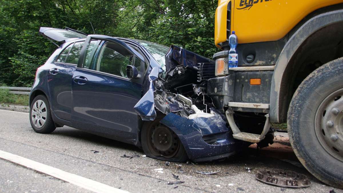  Schwer verletzt wurde ein 47-jähriger Autofahrer, der am Mittwochvormittag in Marbach am Neckar auf die Gegenspur geriet und mit seinem Wagen in einen Lkw krachte. 