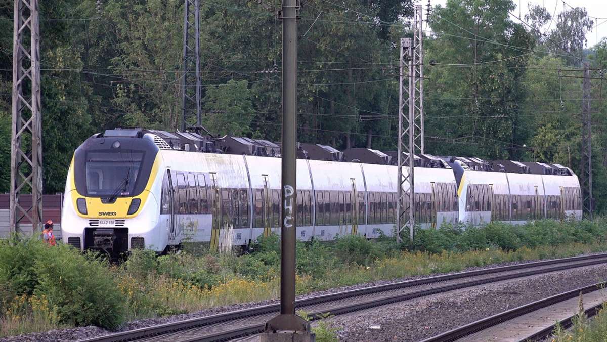 Zug reißt Oberleitung herunter: Waggons bei Sachsenheim evakuiert