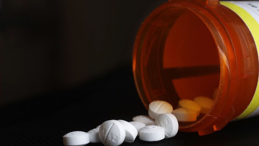  Dem Unternehmen Purdue wird vorgeworfen, mit seinem Schmerzmittel Oxycontin ein Wegbereiter der Opioid-Epidemie in den USA gewesen zu sein. Wegen zahlreicher Klagen will die Eigentümerfamilie Sackler die Firma nun in die Insolvenz schicken. Wie sieht es mit der Medikamenten-Abhängigkeit in Deutschland aus? 