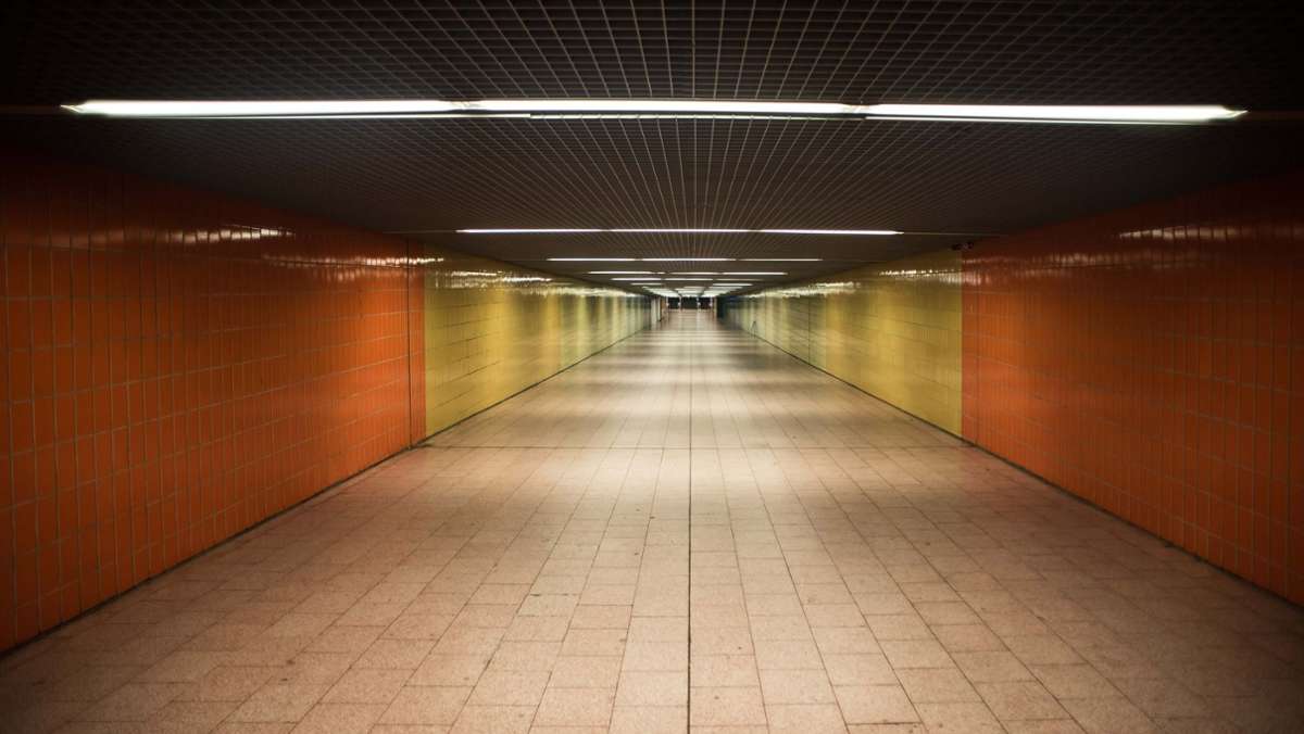 Aktivisten spachteln einen Musik-Lautsprecher in einem der unterirdischen Gänge am Stuttgarter Hauptbahnhof zu. Sie sehen darin eine Aktion gegen die Verdrängung von Obdachlosen. Die Stadt widerspricht und bei der Polizei ermittelt der Staatsschutz. 
