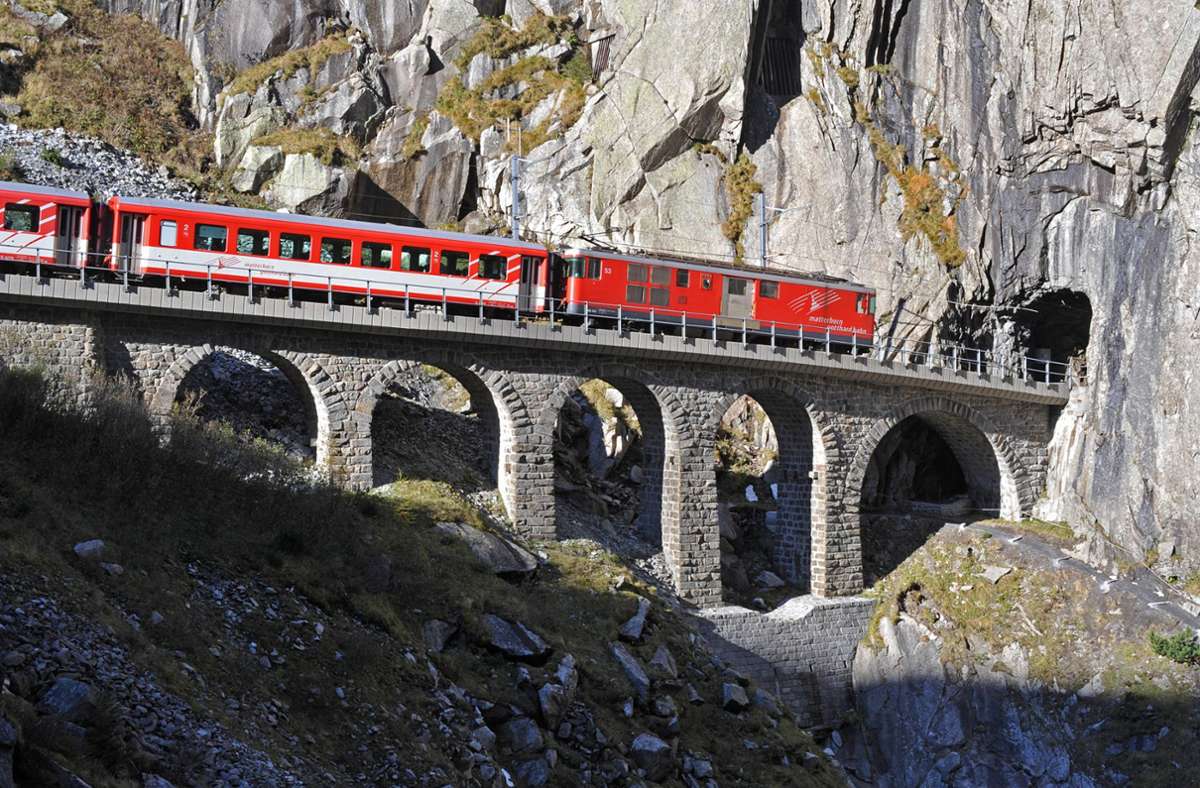 Schweiz: Die Schöllenenbahn ist eine einspurige Zahnradbahn im Schweizer Kanton Uri. Sie verbindet Göschenen mit Andermatt und durchquert die Schöllenenschlucht der Reuss. Sie weist eine Maximalsteigung von 179 Promille auf. Die Strecke wurde zwischen 1913 und 1917 durch die Schöllenenbahn AG (SchB) erstellt