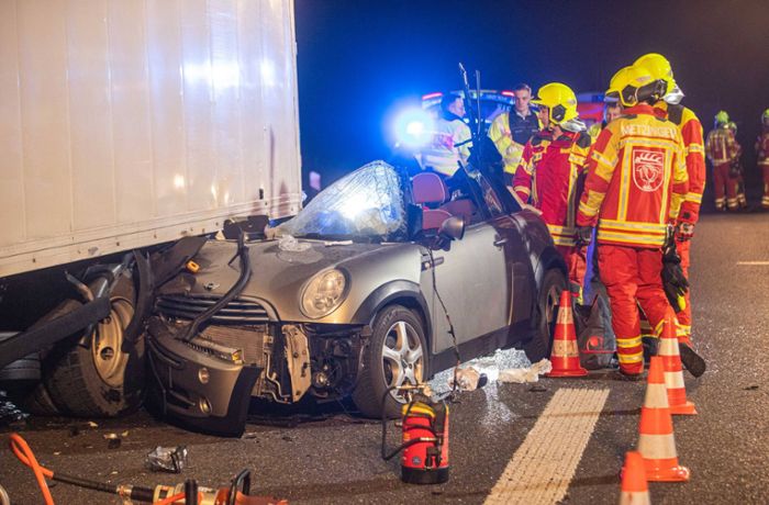 Autofahrer übersieht Lastwagen – 18-jähriger Beifahrer stirbt