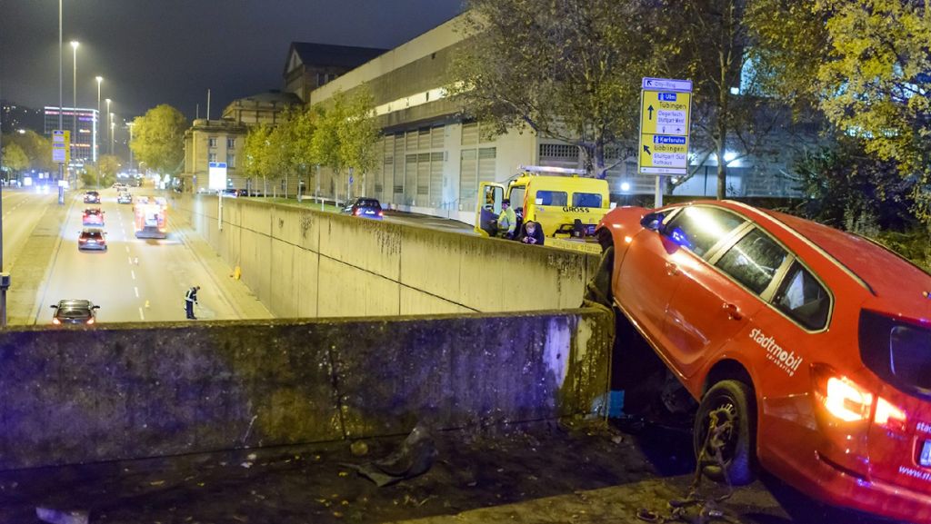 Unfall am Gebhard-Müller-Platz: 18-Jähriger hängt mit Auto über B14-Tunnel