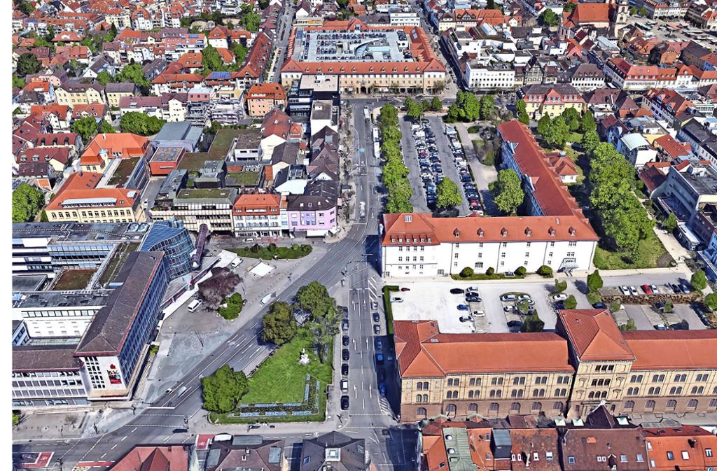 Die Ludwigsburger City. Unten links der Schillerplatz, in der Mitte rechts der vom Staatsarchiv eingerahmte Arsenalplatz, der heute noch für Autos reserviert ist. Foto: Google Earth