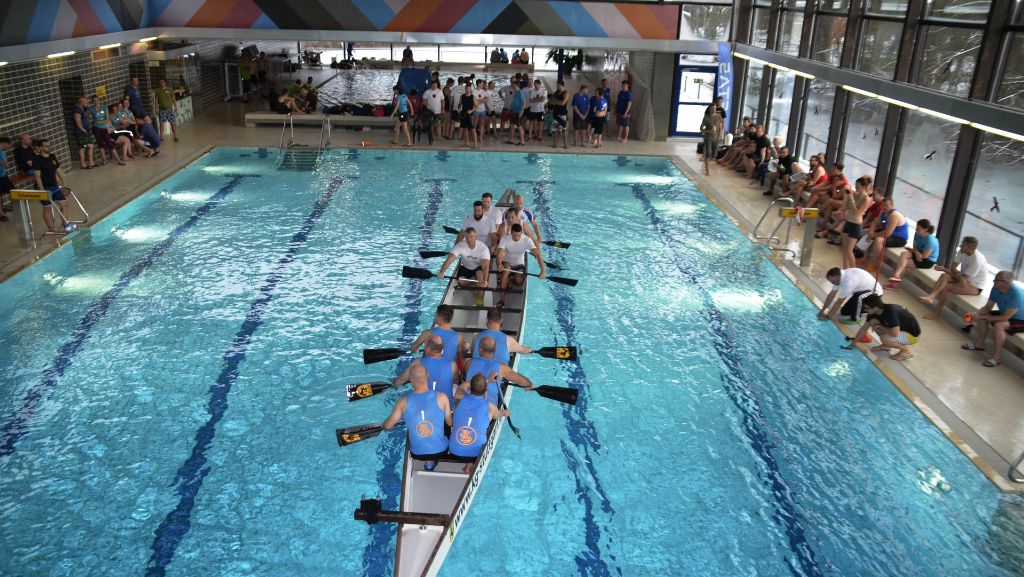 Indoorcup in Stuttgart: Im Drachenboot durch das Hallenbad Vaihingen