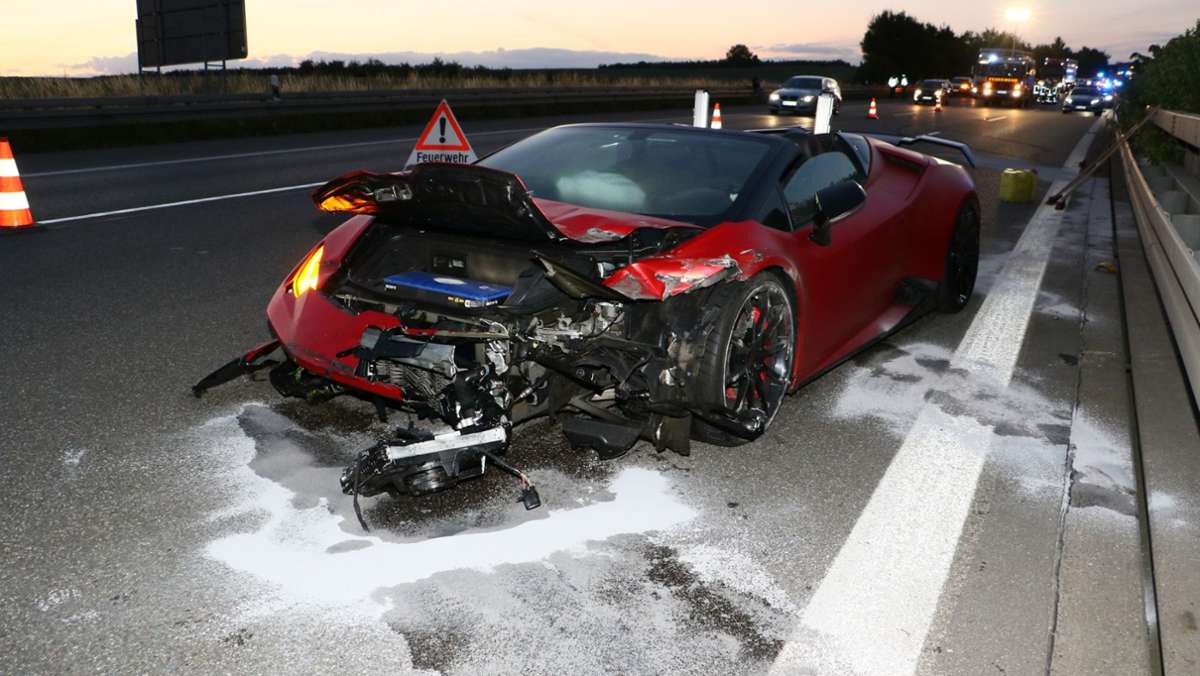 A81 bei Mundelsheim: Hoher Sachschaden nach schwerem Unfall mit Lamborghini