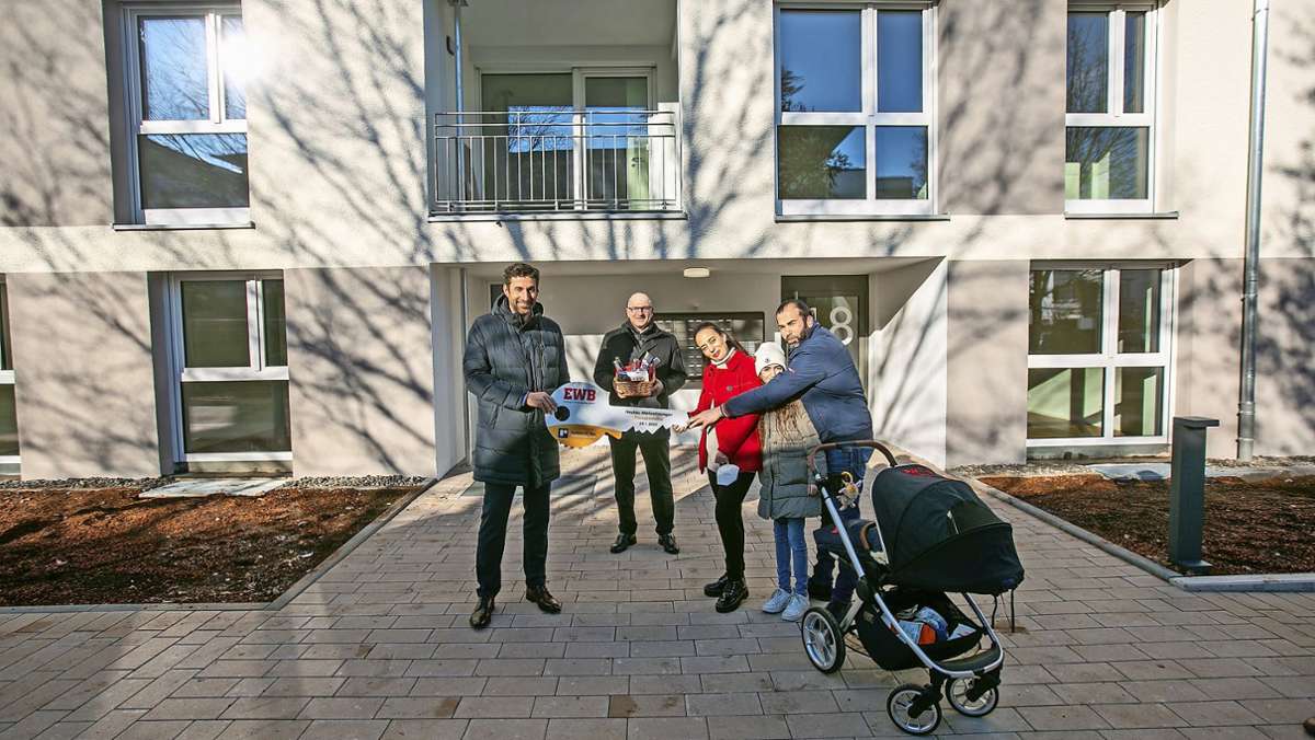  Die Esslinger Wohnungsbau (EWB) hat den ersten Bewohnern von 43 neuen geförderten Mietwohnungen im Ina-Rothschild-Weg 18/20 die Schlüssel übergeben. Seit 2019 hat die EWB rund 170 Wohnungen auf der Flandernhöhe gebaut. 30 weitere kommen noch dazu. 