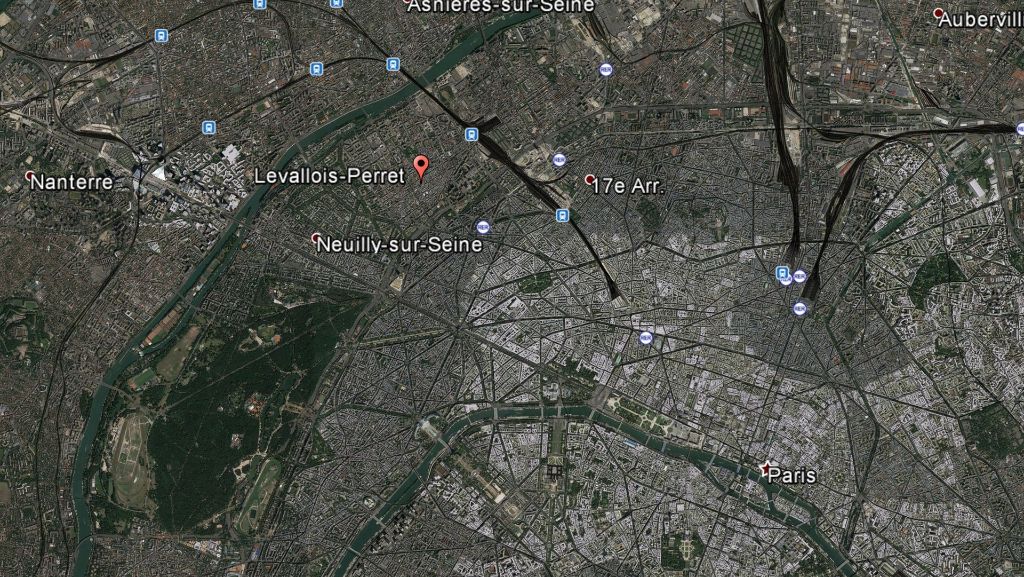 Paris: Auto rast in Menschenmenge