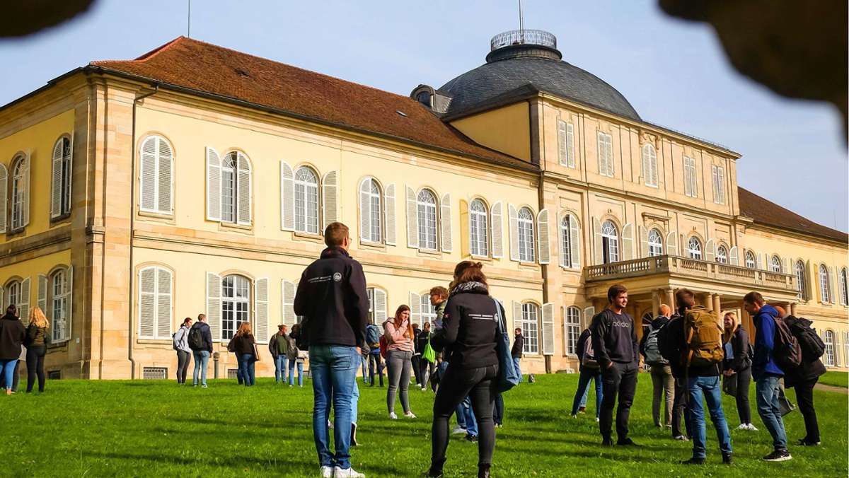  Die Uni Hohenheim hat ihre Erstsemester am Montag begrüßt: live! Mit Speedmeeting auf der Wiese, einer Campus-Rallye und ersten Forschungsworkshops ist auf dem Campus rund ums Schloss wieder Leben eingekehrt. 