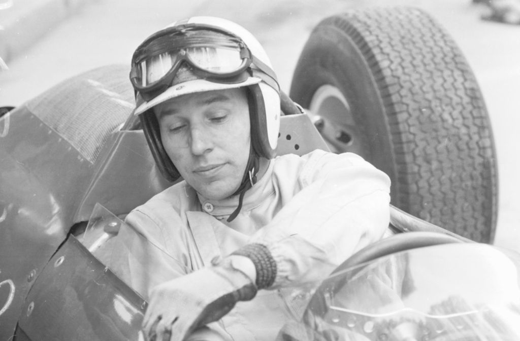 John Surtees: Im Jahr 1964 wurde der Brite John Surtees Formel-1-Weltmeister. Das war deshalb etwas Besonderes, weil er zuvor sieben Mal Motorrad-Weltmeister war. Bis heute gewann kein Rennfahrer in den beiden doch sehr unterschiedlichen Kategorien den Titel. Doch ob zwei Räder oder vier, den hochbegabten Engländer war es egal, womit er unterwegs war. 1996 wurde er wegen seiner Vielseitigkeit in die Hall of Fame des internationalen Motorsports aufgenommen. Trotz seiner Erfolge gehörte Surtees zu den bescheidenen Rennfahrern, die nie viel Tamtam um ihre Person gemacht haben. Im Jahr 2009 verunglückte sein Sohn Henry Surtees bei einem Formel-2-Rennen tödlich – es brach dem Vater das Herz. Am 10. März 2017 starb John Surtees im Alter von 83 Jahren. Seither ist Jackie Stewart, der kürzlich 80 wurde, der älteste noch lebende Formel-1-Weltmeister.