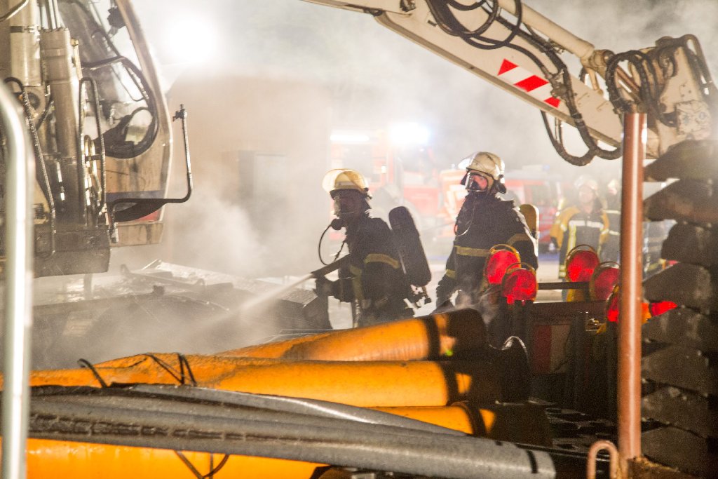 Zwei Bagger sind bei einem Brand in Sindelfingen komplett abgebrannt. Es entstand Sachschaden in Höhe von rund 300.000 Euro. Foto: www.7aktuell.de | Simon Adomat