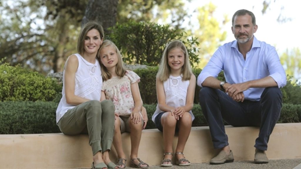  Wenn in der spanischen Hauptstadt die Hitze zu groß wird, kehrt auch die Königsfamilie Madrid den Rücken und zieht sich in ihren Palast auf Mallorca zurück. Im Herbst steht für König Felipe und seine Frau Letizia die erste offizielle Reise zu US-Präsident Obama an. 