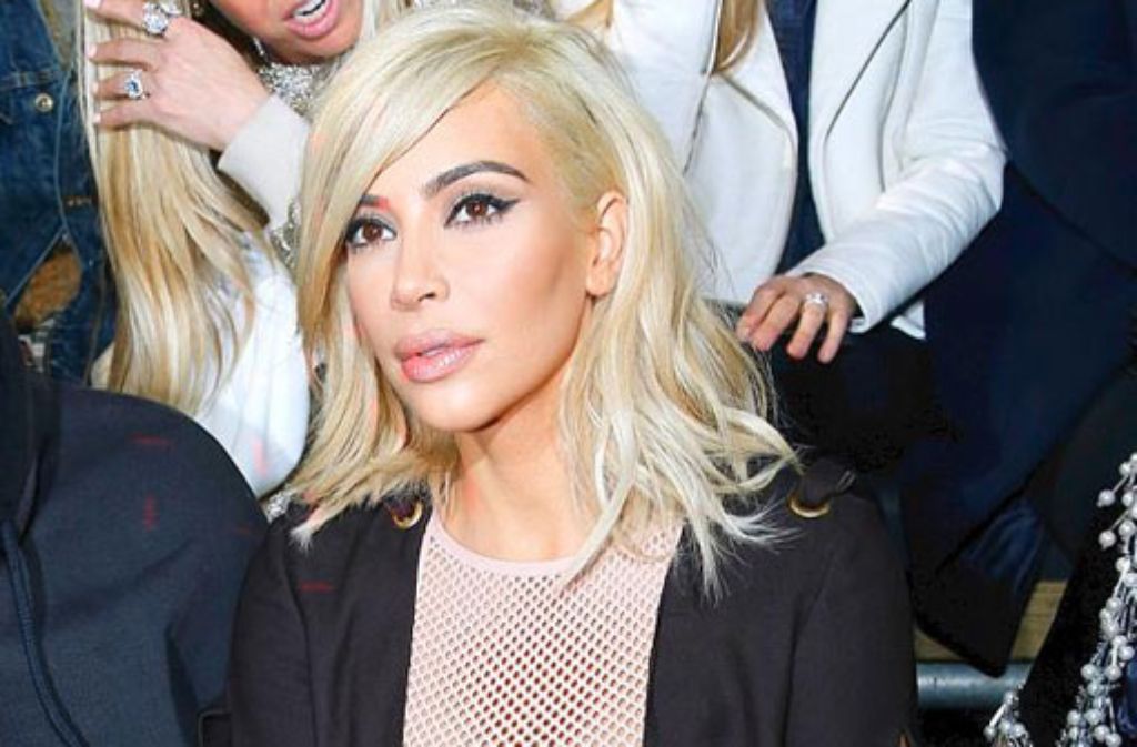 Reality-TV-Star Kim Kardashian hat bei der Pariser Fashion Week - und kurz vor dem Start einer neuen Staffel ihrer Reality-Show - mit einer neuen Haarfarbe überrascht. Die Frau von Rapper Kayne West trägt jetzt Platinblond.