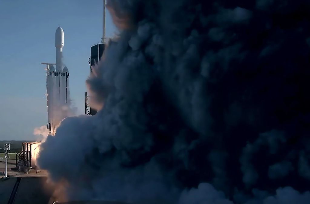 Raketen wie die Falcon Heavy oder die Saturn-Rakete des amerikanischen Apollo-Programms in den 1960er und 1970er Jahren sind Mehrstufenraketen.