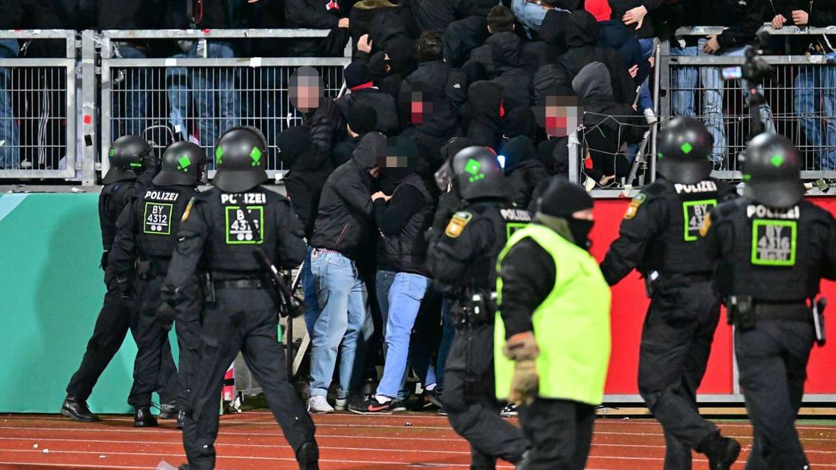 Prügelei nach DFB-Pokal-Spiel in Nürnberg: Polizei ermittelt 42 Verdächtige – darunter auch VfB-Fans