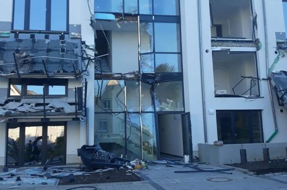 Eine Spur der Zerstörung an einem Neubau hinterlässt ein Baggerfahrer, der die Balkone und einige Fenster mit der Schaufel bearbeitete.