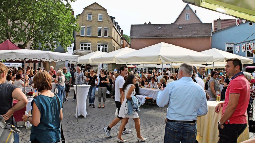 Abendmarkt in Bad Cannstatt: Auf dem Marktplatz geht es freitags wieder rund