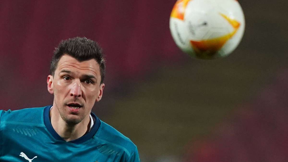  Mario Mandžukić sorgt mit einer tollen Geste für Schlagzeilen. Der ehemalige kroatische Nationalspieler spendet sein März-Gehalt einem guten Zweck. In diesem Monat hat er für seinen Arbeitgeber AC Mailand wegen einer Verletzung kein Spiel absolviert. 
