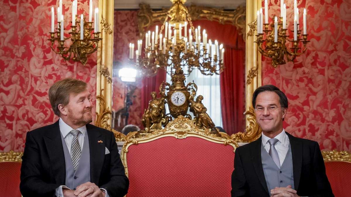  Zehn Monate dauerte es – doch nun steht die neue Regierung in den Niederlanden. Es ist das vierte Kabinett von Premier Rutte. Er muss Vertrauen zurückgewinnen, aber die Probleme sind groß und die Mehrheit knapp. 