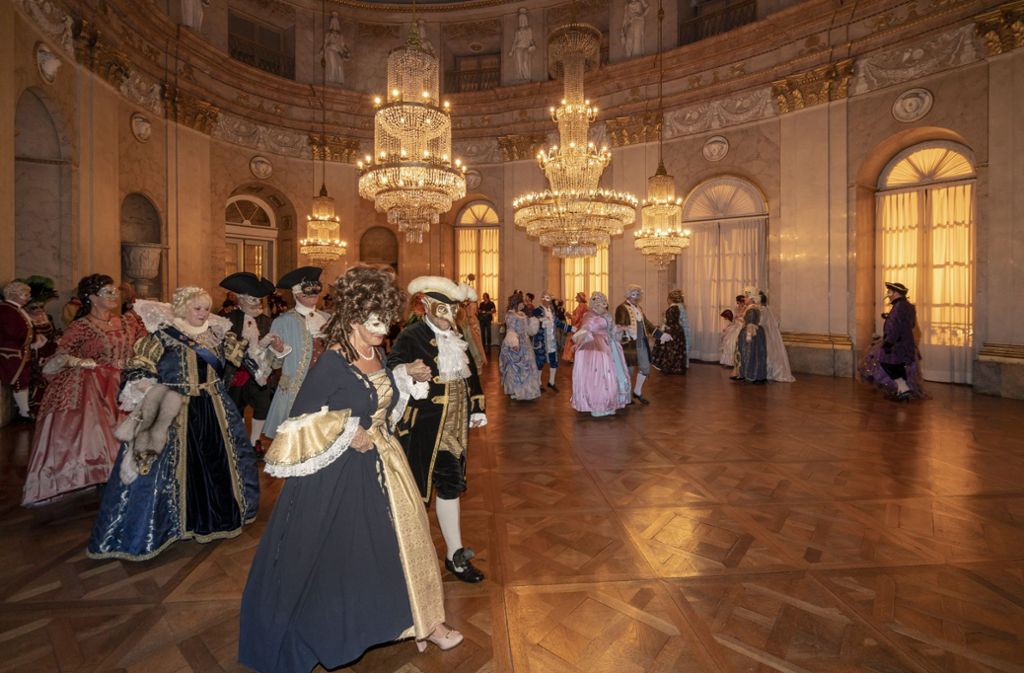 Und wie ihre barocken Vorbilder amüsierten sich die Kostümträger bei historischen Tänzen, ...