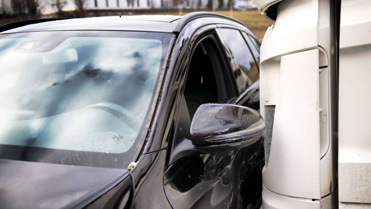 Unfall auf B14 bei Waiblingen: Lkw kollidiert mit Auto – Polizei sucht Zeugen