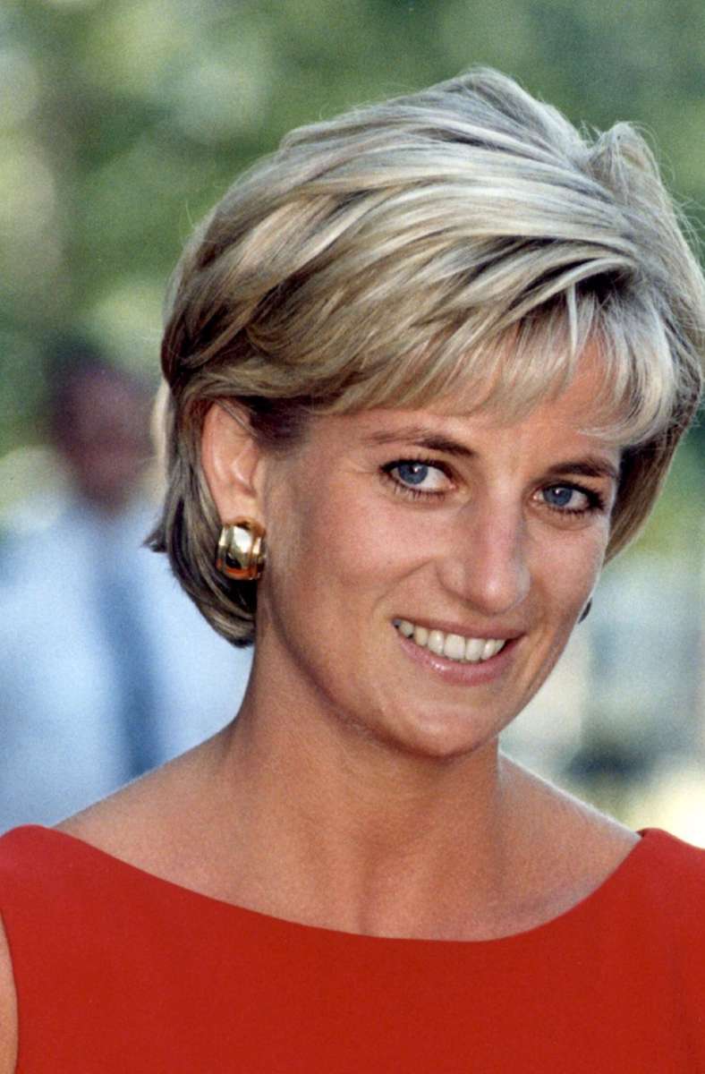 Bald ist Diana nirgends mehr vor Fotografen sicher - sie sind überall, denn die Presse zahlt utopische Summen für Fotos der Prinzessin.