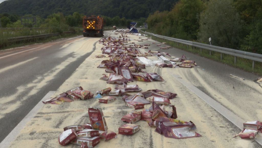 A8 im Saarland: Hunderte Säcke Reis kippen bei Unfall um