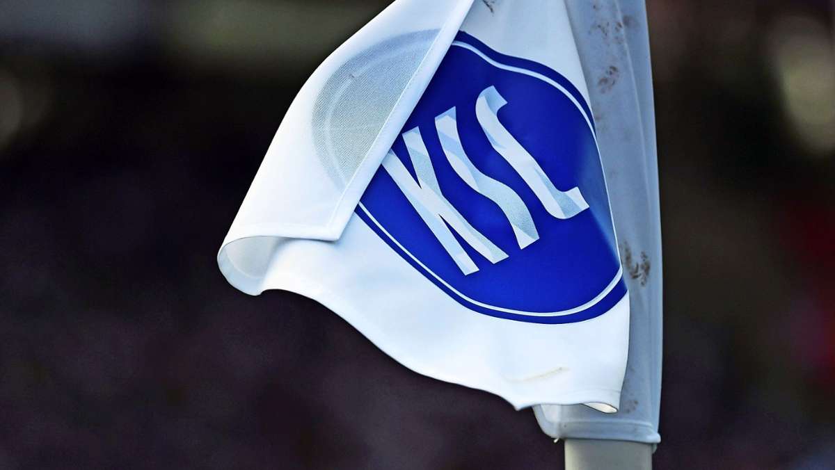  Corona-Schock beim Karlsruher SC: 16 Spieler und vier Trainer beim Zweitligisten werden bei einem PCR-Test positiv getestet. Jetzt beantragt der Klub eine Spielverlegung. 