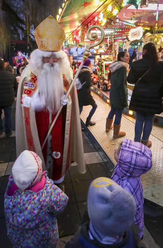 Die jungen Marktbesucher waren besonders vom Nikolaus fasziniert.