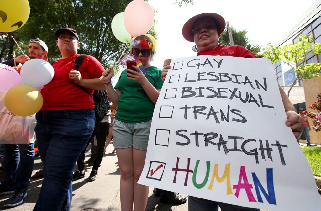 Ebenso wie bei der Schwulenparade am Samstag in Guadalajara, Mexiko.