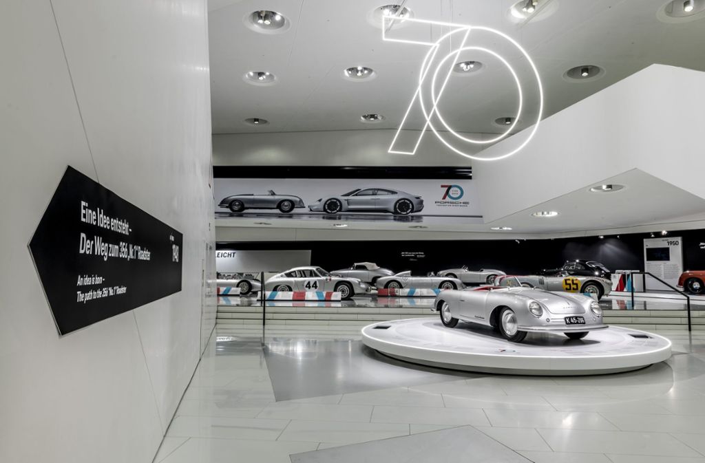 Die Sonderausstellung im Museum beginnt mit dem Porsche 356 „Nr. 1“ Roadster, der als erstes Modell der Marke vor 70 Jahren die allgemeine Betriebserlaubnis erhielt.