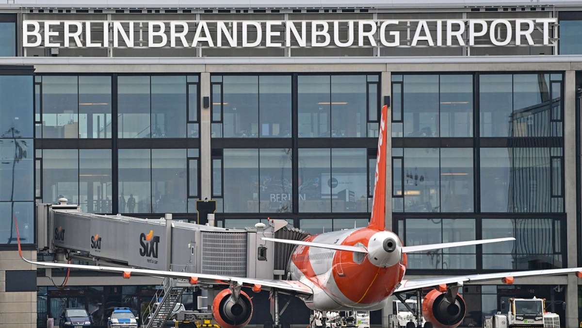 Berlin: Mann funkt Flugzeugpiloten an und gibt gefährliche Anweisungen