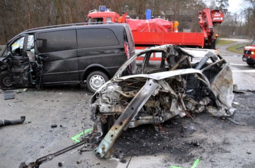 Das Wrack des ausgebrannten Autos liegt auf der Autobahn 5 nahe Bruchsal neben einem Transporter. Foto: dpa