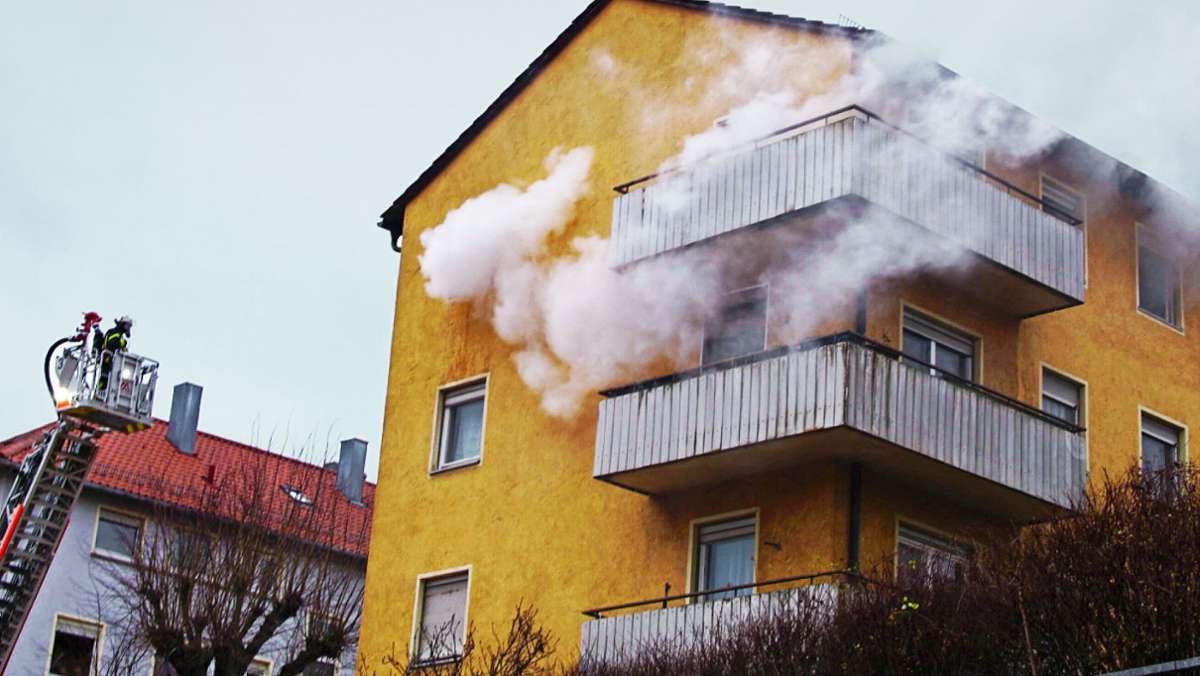 Brandeinsatz in Stuttgart: Feuerwehr rettet Bewohnerin mit Leiter