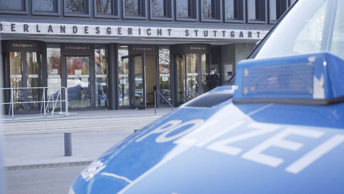  Zwei Männer im Alter von 30 und 44 Jahren sind vor einem Stuttgarter Gericht zu Bewährungsstrafen von bis zu zwei Jahren verurteilt worden. Sie sollen IS-Kämpfer mit Geld unterstützt haben. 